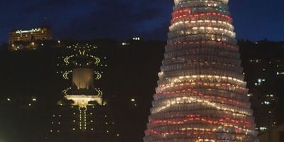 Árbol navideño de botellas recicladas