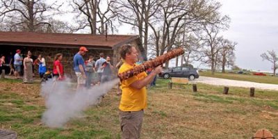 Admira esta bazooka de tocino