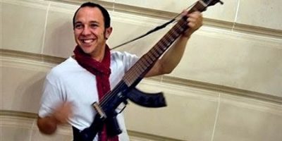 AK-47 reciclado en una guitarra eléctrica