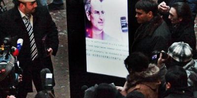 Rusos crean un iPhone gigante en honor a Steve Jobs