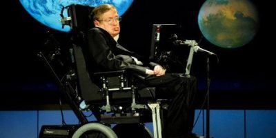 Stephen Hawking debemos escapar de la Tierra o perecer