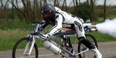 Esta bicicleta con cohete alcanza velocidades de hasta 260 kilómetros por hora