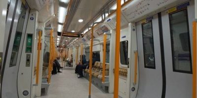 Un hombre es arrestado por recargar su iPhone en el tren