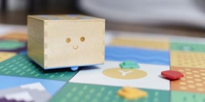 robot de madera le enseña a programar a los niños